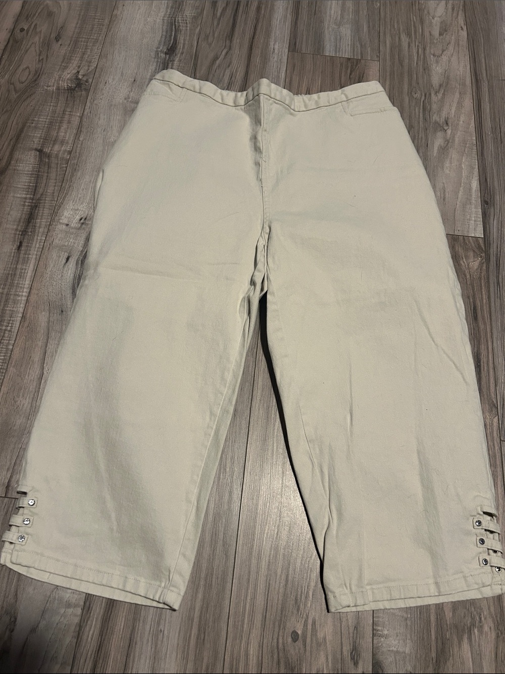 Women’s Casual Cream Capris with silver rhinestones